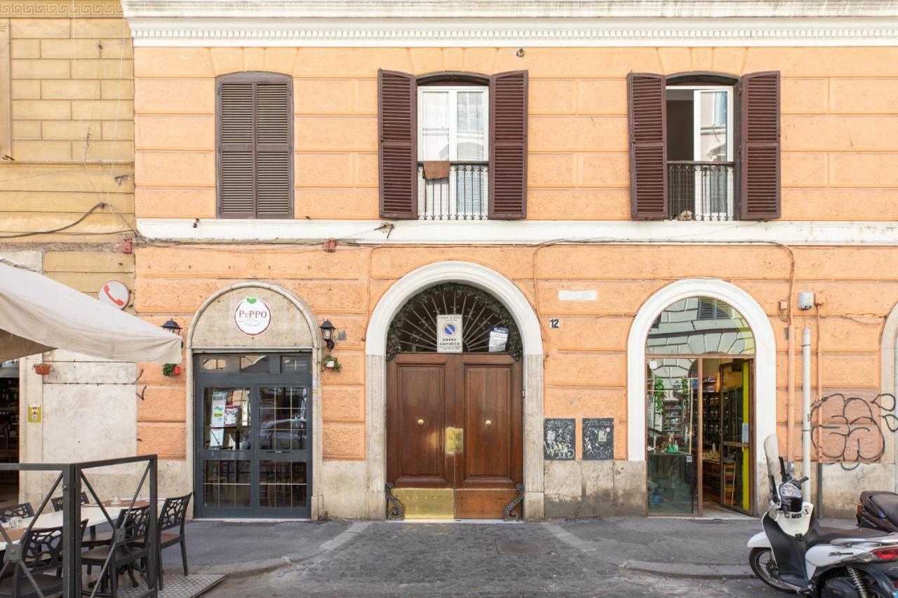Iflat A Sparkle Of Red In Trastevere Rome Luaran gambar