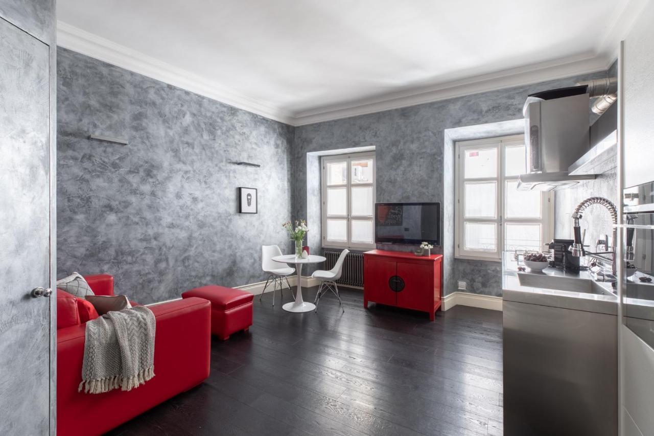 Iflat A Sparkle Of Red In Trastevere Rome Luaran gambar